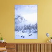 Winterwonderland, mist, sparrenbos en berg canvas afdruk (Insitu (Woonkamer))