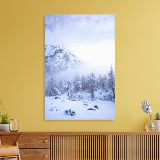 Winterwonderland, mist, sparrenbos en berg canvas afdruk (Insitu (Woonkamer))