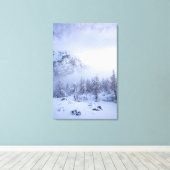 Winterwonderland, mist, sparrenbos en berg canvas afdruk (Insitu (Houten vloer))