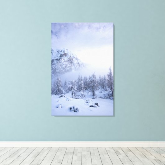 Winterwonderland, mist, sparrenbos en berg canvas afdruk (Insitu (Houten vloer))