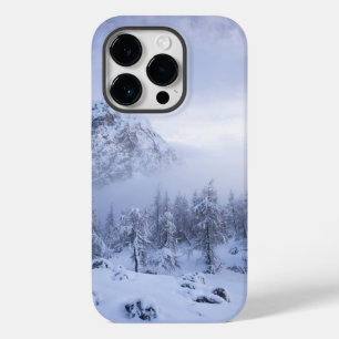 Winterwonderland, mist, sparrenbos en berg Case-Mate iPhone 14 pro hoesje