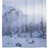 Winterwonderland, mist, sparrenbos en berg douchegordijn (Voorkant)
