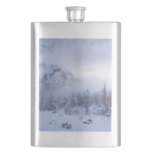 Winterwonderland, mist, sparrenbos en berg flacon