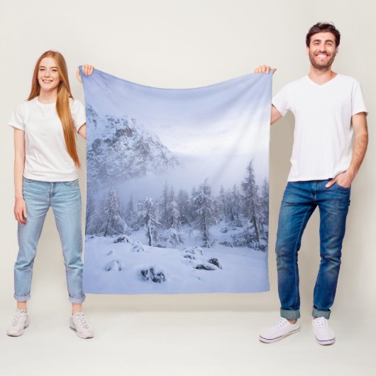 Winterwonderland, mist, sparrenbos en berg fleece deken (In situ)