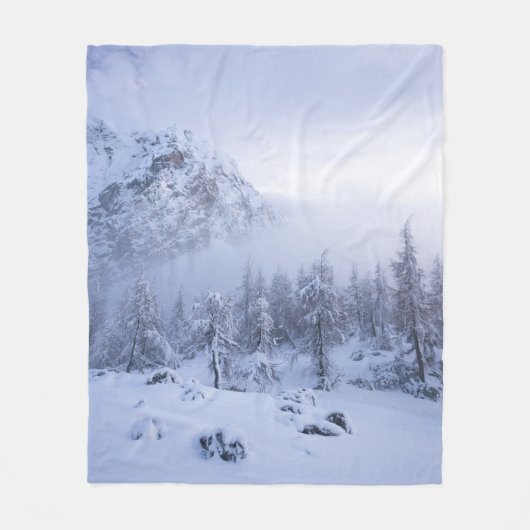 Winterwonderland, mist, sparrenbos en berg fleece deken (Voorkant)