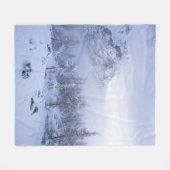 Winterwonderland, mist, sparrenbos en berg fleece deken (Voorkant (Horizontaal))