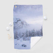Winterwonderland, mist, sparrenbos en berg golfhanddoek (Insitu)