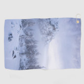 Winterwonderland, mist, sparrenbos en berg golfhanddoek (Horizontaal)