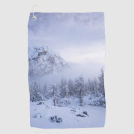 Winterwonderland, mist, sparrenbos en berg golfhanddoek