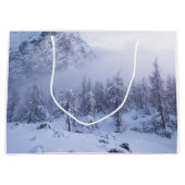 Winterwonderland, mist, sparrenbos en berg groot cadeauzakje (Voorkant)