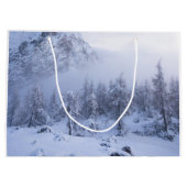 Winterwonderland, mist, sparrenbos en berg groot cadeauzakje (Achterkant)