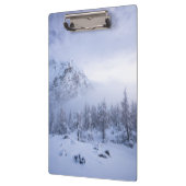 Winterwonderland, mist, sparrenbos en berg klembord (Links)