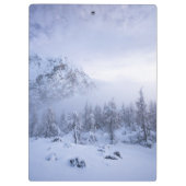 Winterwonderland, mist, sparrenbos en berg klembord (Achterkant)