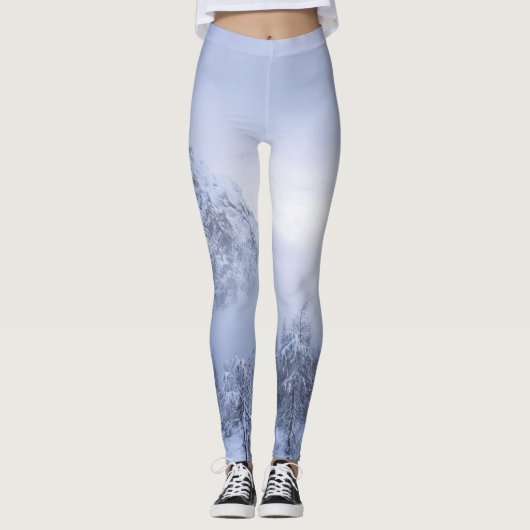 Winterwonderland, mist, sparrenbos en berg leggings (Voorkant)