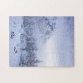 Winterwonderland, mist, sparrenbos en berg legpuzzel (Horizontaal)