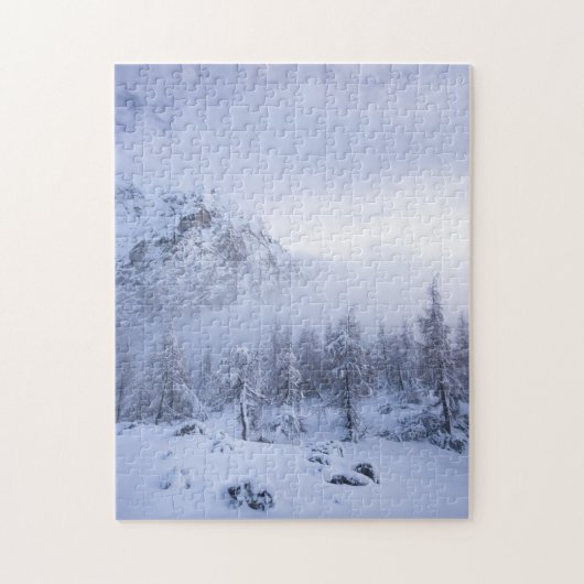 Winterwonderland, mist, sparrenbos en berg legpuzzel (Verticaal)