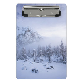 Winterwonderland, mist, sparrenbos en berg mini klembord