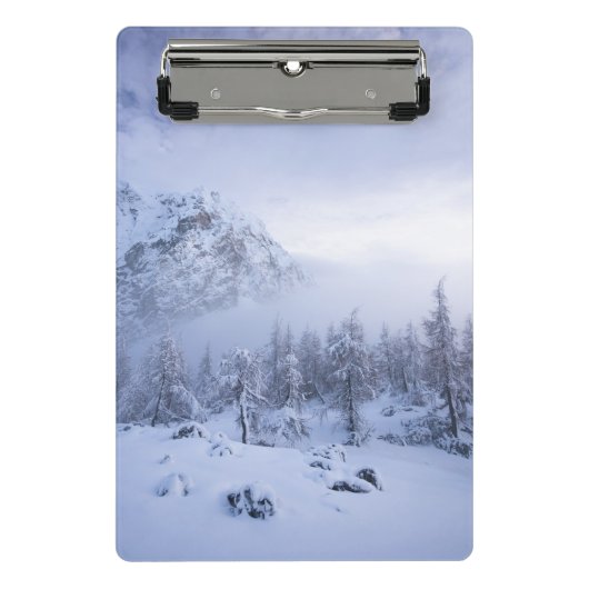 Winterwonderland, mist, sparrenbos en berg mini klembord (Voorkant)