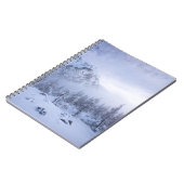 Winterwonderland, mist, sparrenbos en berg notitieboek (Linkerzijde)