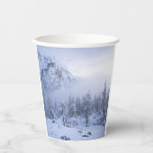 Winterwonderland, mist, sparrenbos en berg papieren bekers (Voorkant)