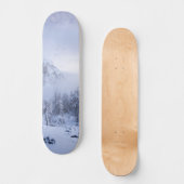 Winterwonderland, mist, sparrenbos en berg persoonlijk skateboard (Voorkant)