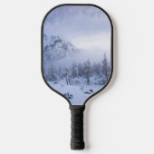 Winterwonderland, mist, sparrenbos en berg pickleball paddle (Voorkant)