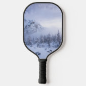 Winterwonderland, mist, sparrenbos en berg pickleball paddle (Achterkant)