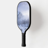 Winterwonderland, mist, sparrenbos en berg pickleball paddle (Links)