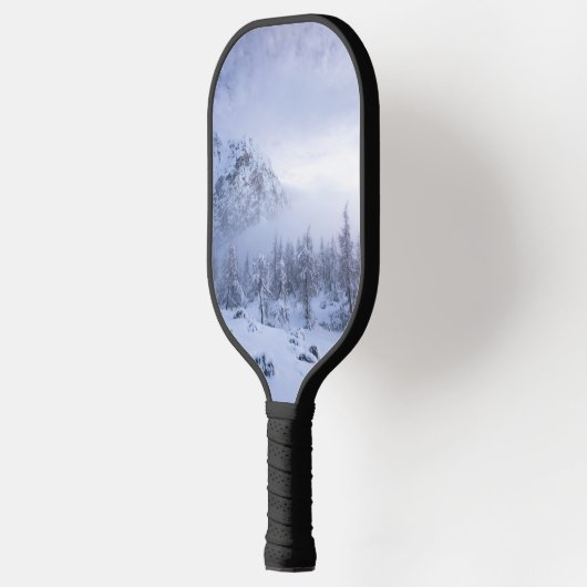 Winterwonderland, mist, sparrenbos en berg pickleball paddle (Links)