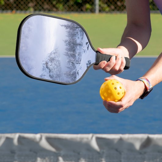 Winterwonderland, mist, sparrenbos en berg pickleball paddle (Insitu)