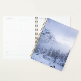 Winterwonderland, mist, sparrenbos en berg planner