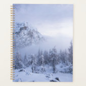 Winterwonderland, mist, sparrenbos en berg planner (Voorkant)