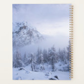 Winterwonderland, mist, sparrenbos en berg planner (Achterkant)