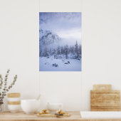 Winterwonderland, mist, sparrenbos en berg poster (Keuken)