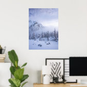 Winterwonderland, mist, sparrenbos en berg poster (Thuiskantoor)