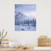 Winterwonderland, mist, sparrenbos en berg poster (Keuken)