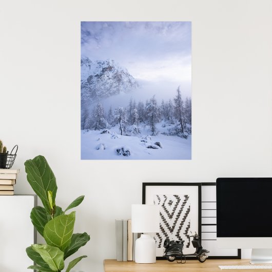 Winterwonderland, mist, sparrenbos en berg poster (Thuiskantoor)