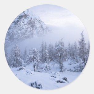 Winterwonderland, mist, sparrenbos en berg ronde sticker