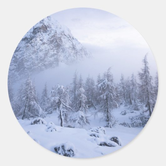 Winterwonderland, mist, sparrenbos en berg ronde sticker (Voorkant)