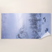 Winterwonderland, mist, sparrenbos en berg strandlaken (Voorkant)