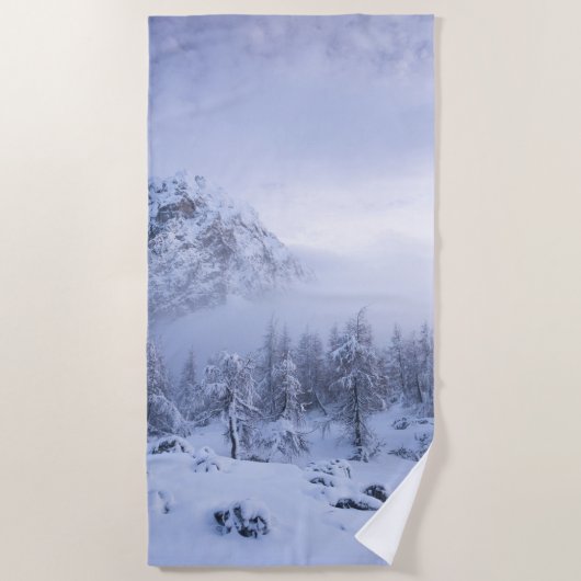 Winterwonderland, mist, sparrenbos en berg strandlaken (Voorkant)