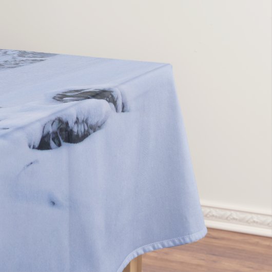 Winterwonderland, mist, sparrenbos en berg tafelkleed (Voorbeeld)