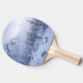 Winterwonderland, mist, sparrenbos en berg tafeltennisbatje (Zijkant)