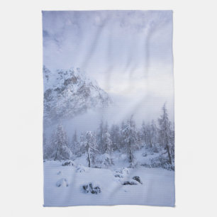 Winterwonderland, mist, sparrenbos en berg theedoek