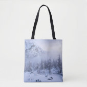 Winterwonderland, mist, sparrenbos en berg tote bag (Voorkant)