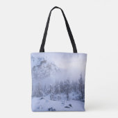 Winterwonderland, mist, sparrenbos en berg tote bag (Achterkant)