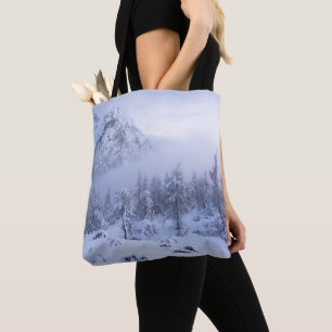 Winterwonderland, mist, sparrenbos en berg tote bag