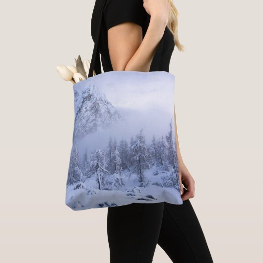 Winterwonderland, mist, sparrenbos en berg tote bag (Dichtbij)
