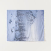 Winterwonderland, mist, sparrenbos en berg wandkleed (Voorkant (horizontaal))