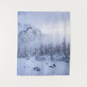 Winterwonderland, mist, sparrenbos en berg wandkleed (Voorkant)